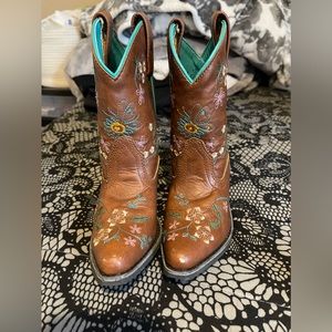 Like New Girl western boots.